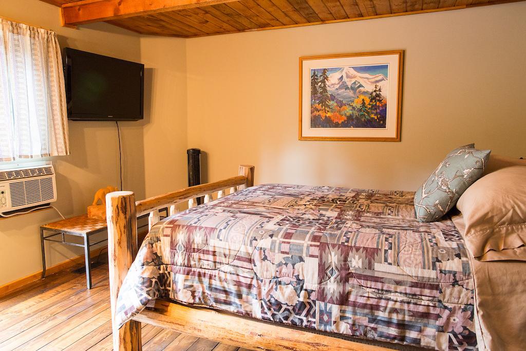 Mountain River Lodge Mount Robson Exterior photo